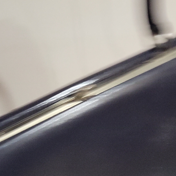 Elegant Black Leather Handbag - Picture 3 of 6